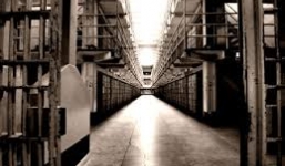 Nữ giáo viên bị đâm chết và hiếp dâm trong nhà tù